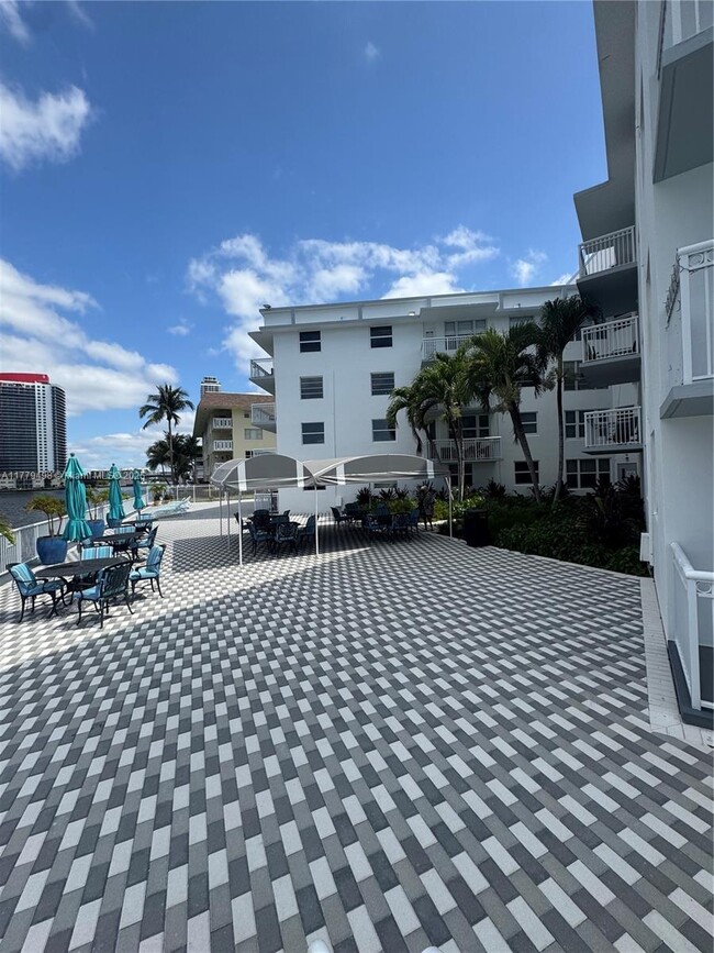 Building Photo - 1913 S Ocean Dr