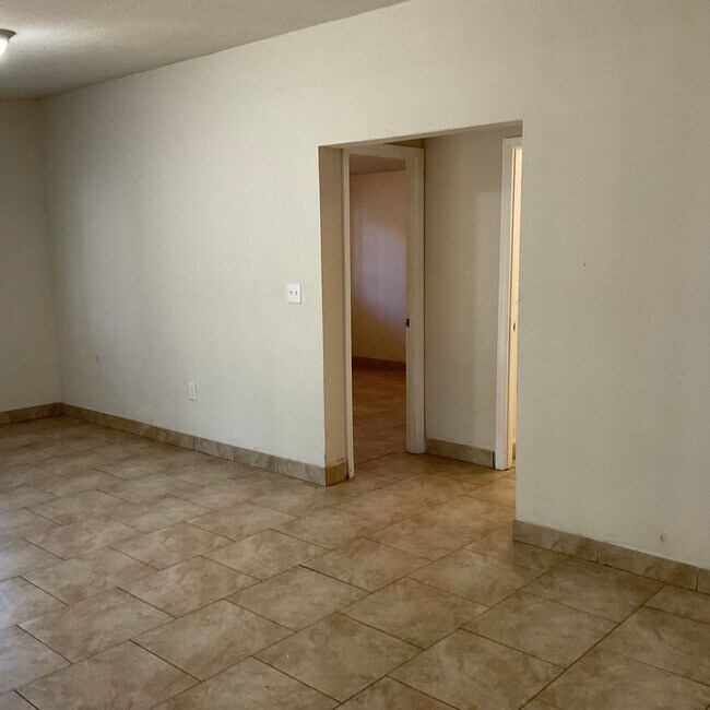 Building Photo - Amazing semi private secluded property