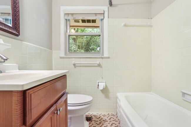 Building Photo - 932 Winburn Dr