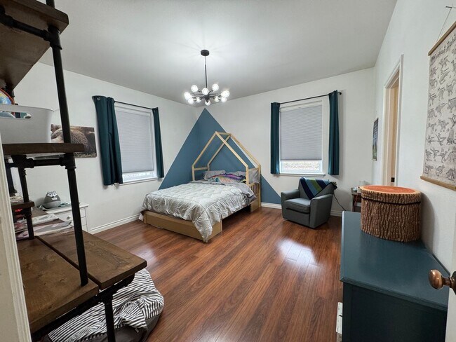 Building Photo - LONG TERM CUSTOM RANCH HOME