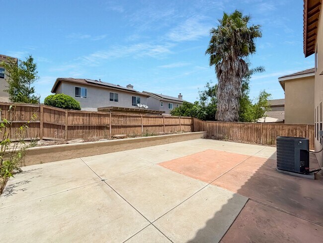 Building Photo - Beautiful 4BD/2.5BA House in Eastlake W/ O...