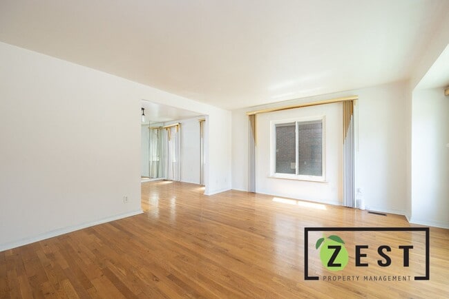 Building Photo - ***OPEN HOUSE SAT. OCT. 11TH 2025 10-10:30AM*** Spacious Upper Flat with Bonus Room, Garage, and ...