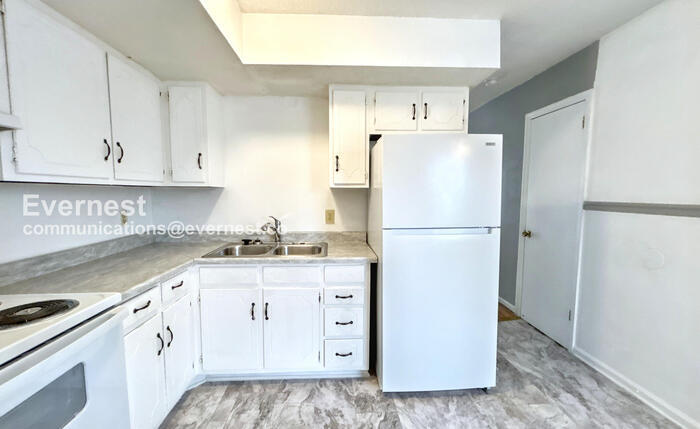 Building Photo - 1221 Katie Ave