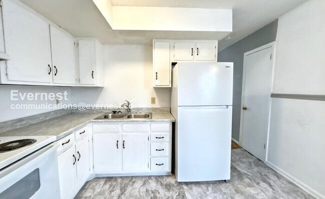 Building Photo - 1221 Katie Ave