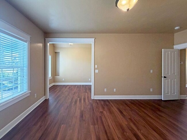 Building Photo - 520 Honeysuckle Ln