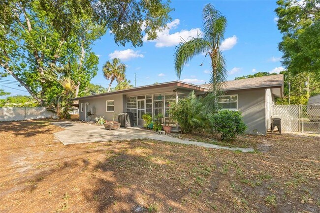Building Photo - 320 Lake Maggiore Blvd S