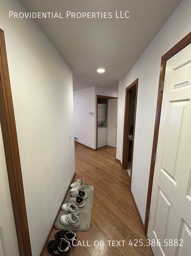 Building Photo - 2111 Waverly Pl N