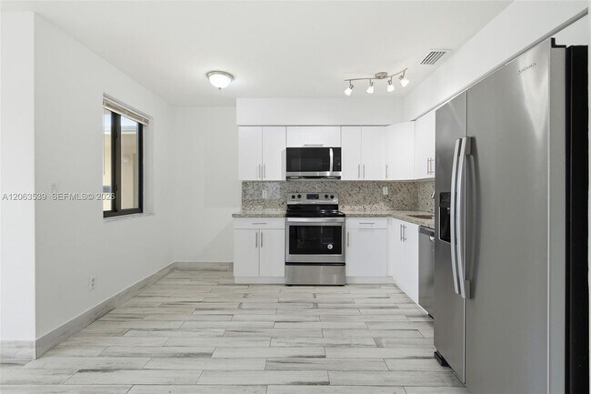 Building Photo - 2627 SW 29th Ave
