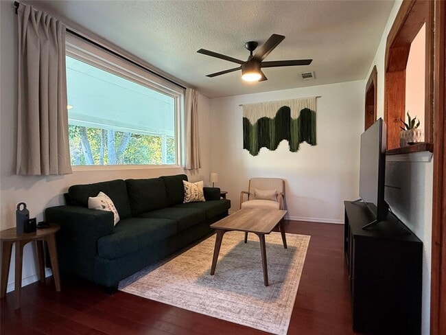 Building Photo - 505 E 4th St