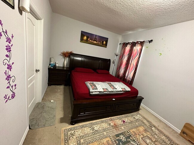 Building Photo - Lease this 3BR End-Unit Townhome in Gated Community with Water View!