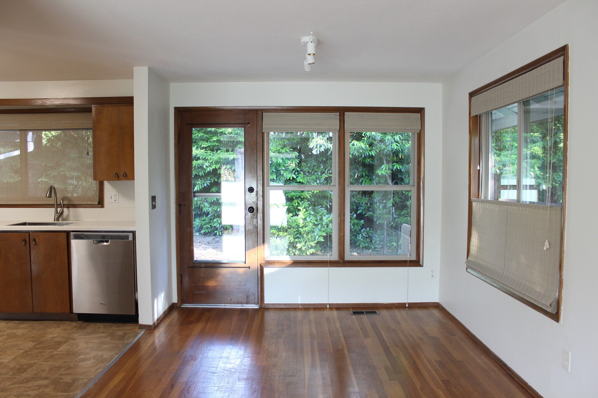 Building Photo - 9042 SW Monterey Pl