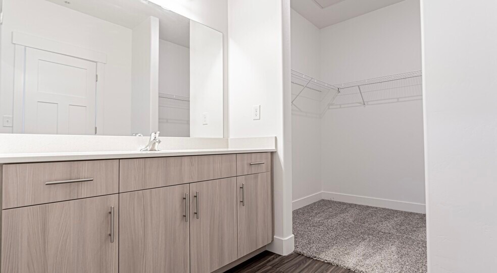 Building Photo - 898 N Hemsworth Way