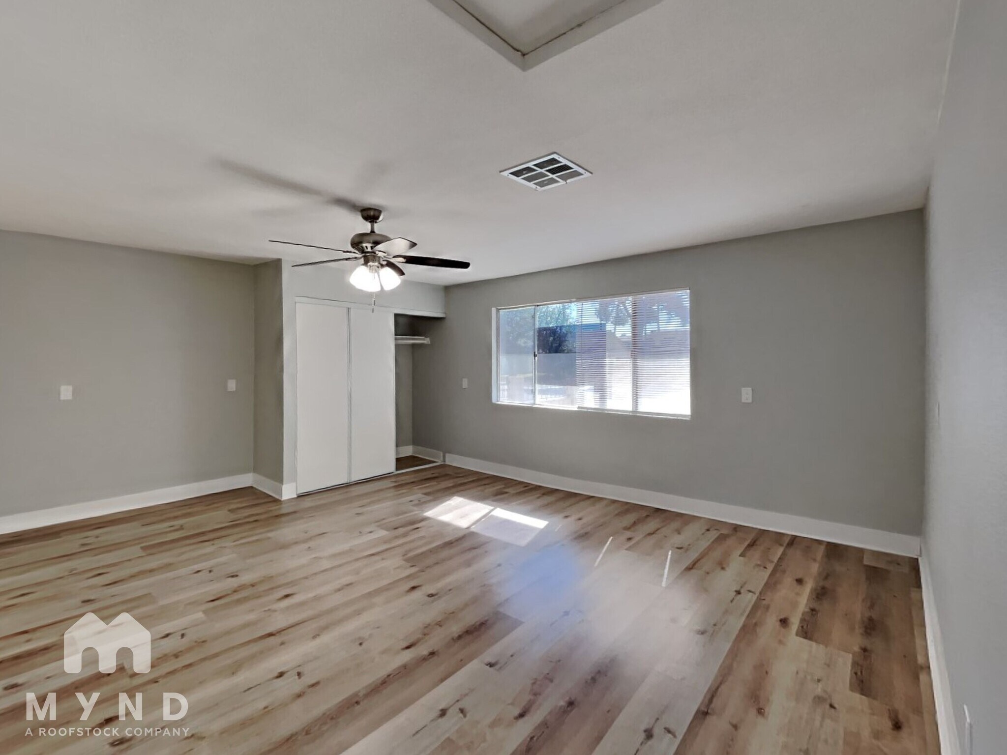 Building Photo - 3112 E Vegas Valley Dr