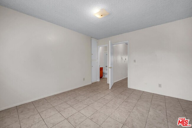 Building Photo - 4956 Romaine St