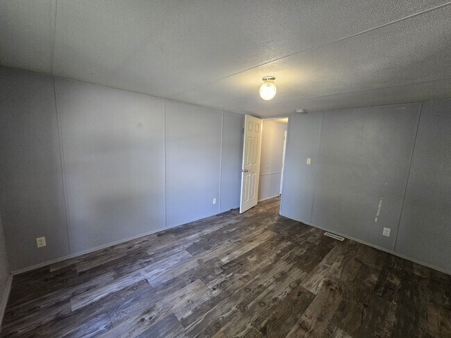 Building Photo - 700 W Ridgeway Ave