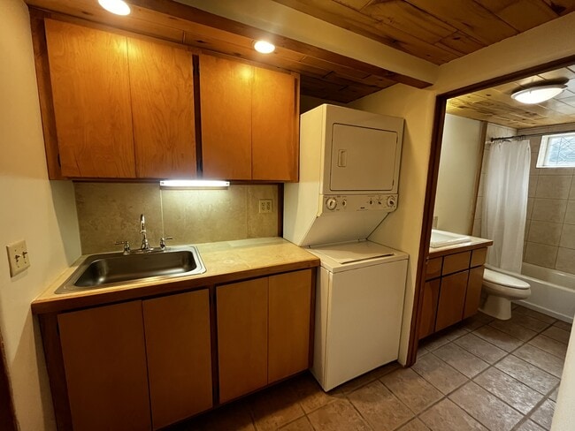 Building Photo - 409 Maria Ln