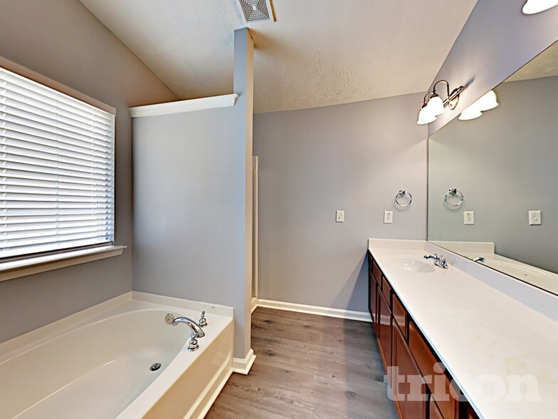 Building Photo - 422 Norton Xing