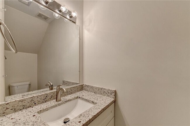 Building Photo - 2026 Merrimont Way