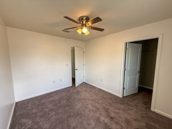 Building Photo - 4 bedroom, 2.5 bath home centrally located...