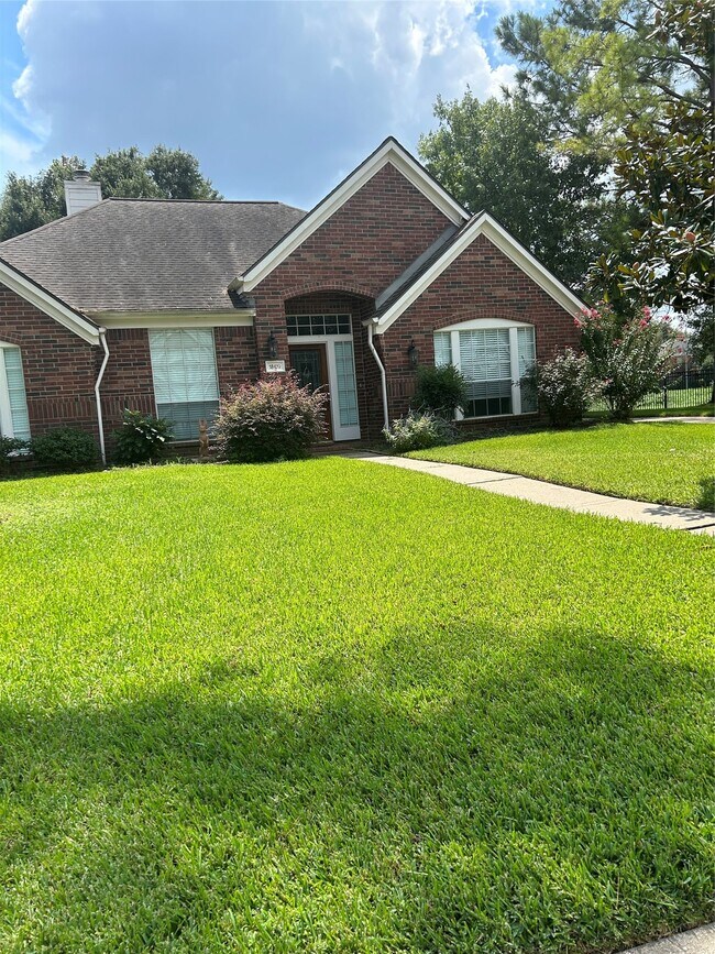 Building Photo - 18419 Autumn Park Dr