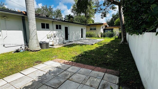 Building Photo - 10525 SW 77th Ct