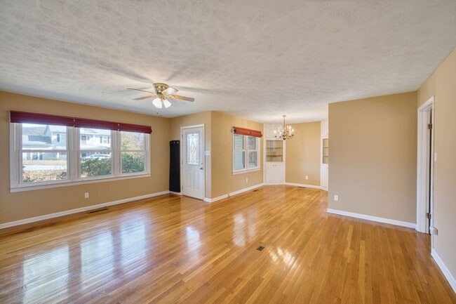 Building Photo - MOVE-IN SPECIAL- $300 OFF FIRST MONTH'S RENT!