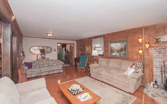 Building Photo - "Charming 2-Bed Home with Spacious 1700 Sq Ft Layout, FENCED yard!"