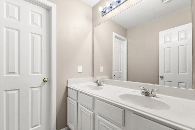 Building Photo - 17250 Cricketbriar Ct