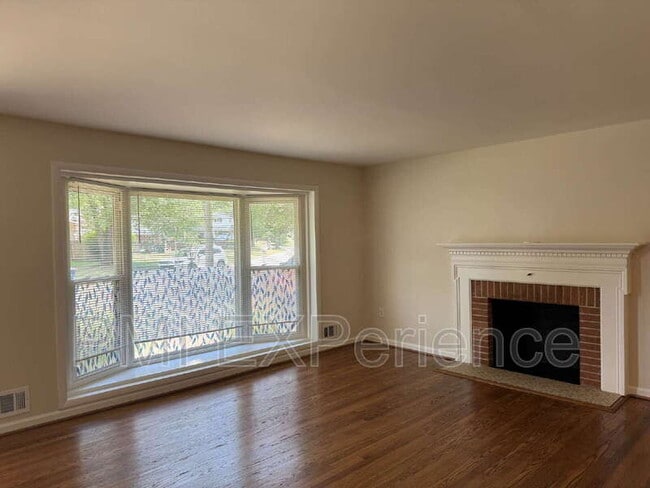 Building Photo - 6405 Roberts Dr