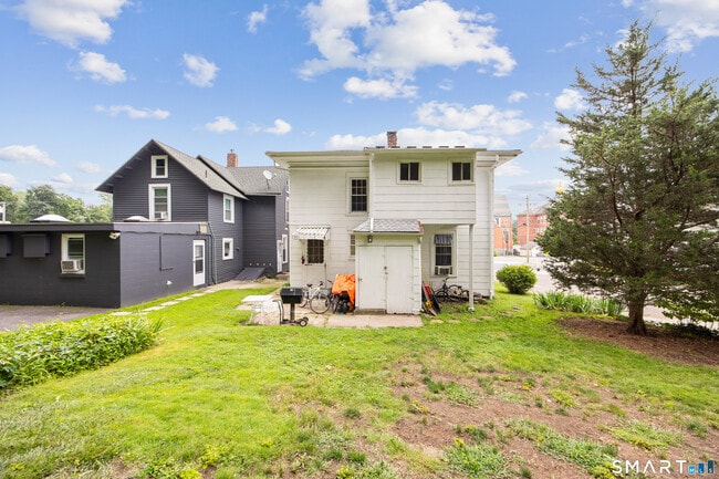 Building Photo - 226 Meadow St