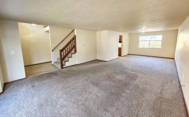 Building Photo - Spacious 2467 sq ft 4 Bedroom 2.5 Bath hom...