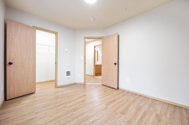 Building Photo - 5Bed/2.5 Bath home available in SE Portland