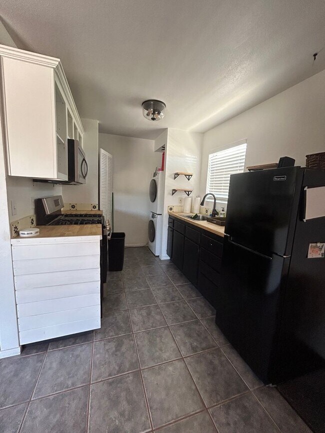 Building Photo - Private 1 Bedroom 1 Bathroom Home