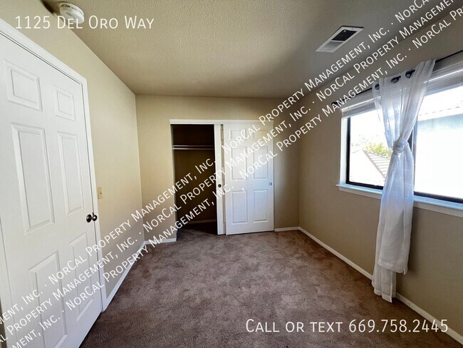Building Photo - 1125 Del Oro Way