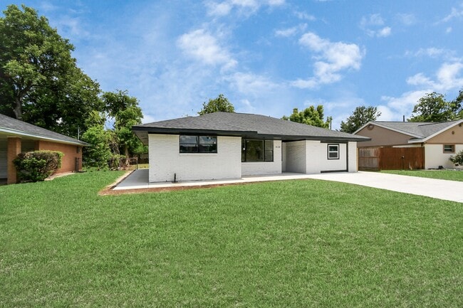 Building Photo - 638 Spell St