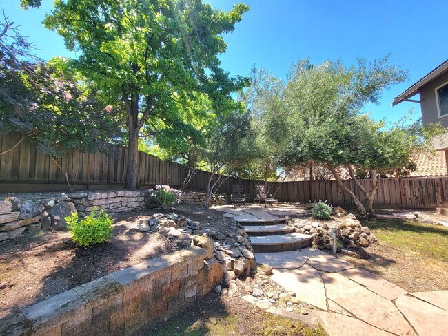 Building Photo - Spacious Beauty with Remodeled Kitchen and...