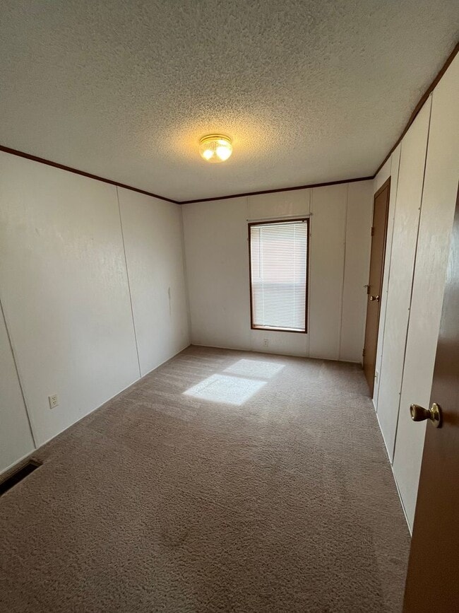 Building Photo - 3 Bedroom Mobile Home with Carport in Billings Heights