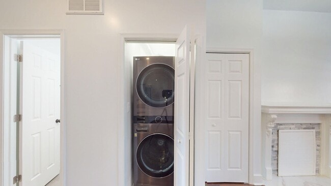 Building Photo - Four Bedroom 2,500 Square Foot House W/Back Patio, Multiple Kitchens/Laundry Facilities