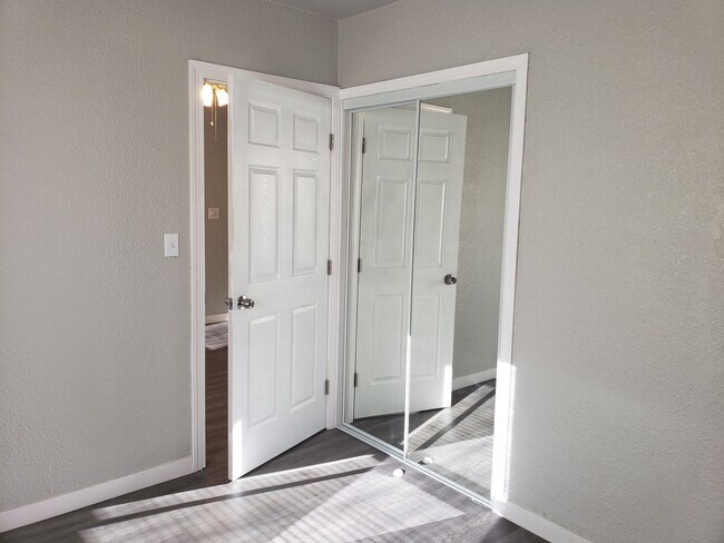 Building Photo - One Bedroom Cottage off of Eureka Way - Recently Remodeled