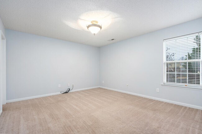 Building Photo - 117 Vancouver Rd