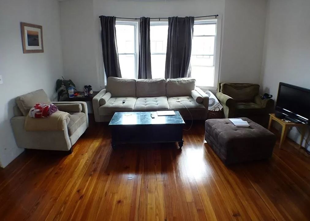 Spacious living room, south facing bay windows. - 2 Bay Street