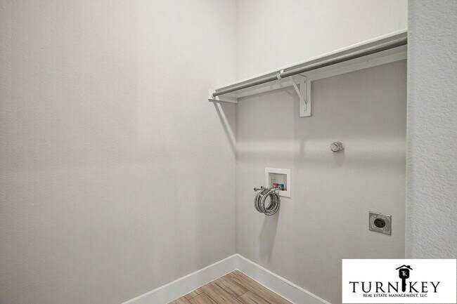 Building Photo - 8037-8039 Arbor