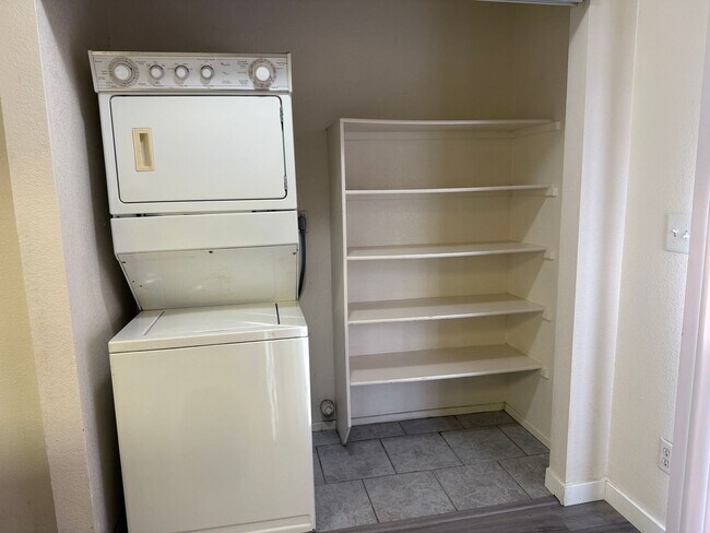 Building Photo - Nicely Redone Single Family Townhome