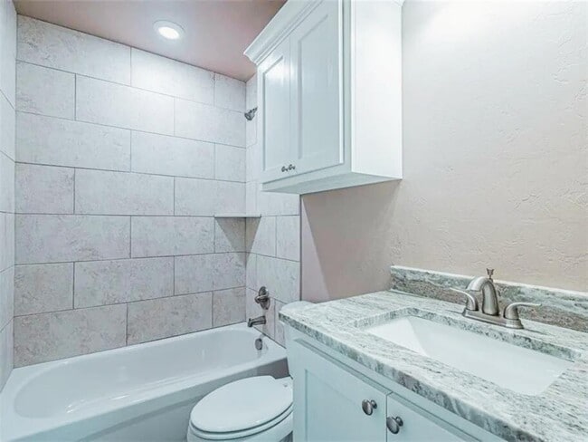 Building Photo - 1628 Highland Loop