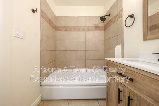 Building Photo - 1654 N Rosemont Blvd