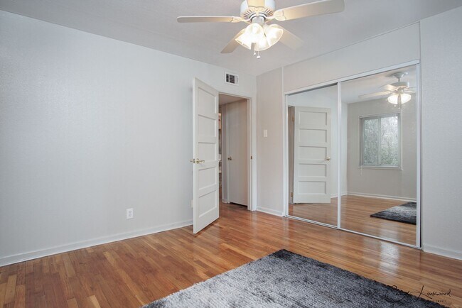 Building Photo - 2 bedroom 1 bathroom Upstairs