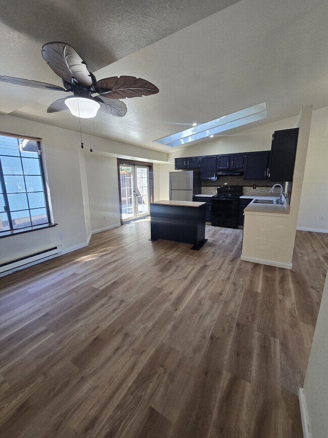 Building Photo - 581 Malibu Dr SE
