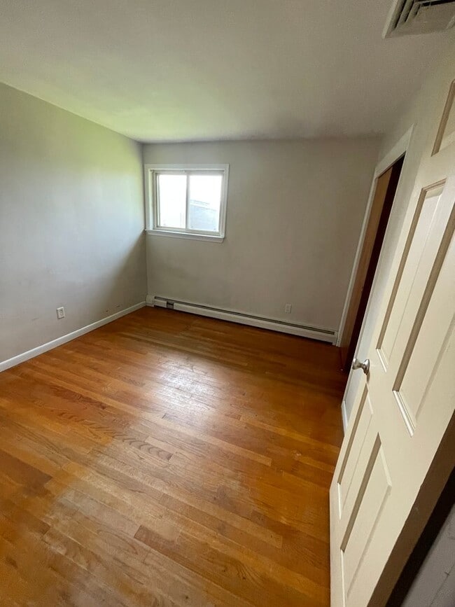 Building Photo - 3 Bedrooms - 2 Full Baths Ranch style