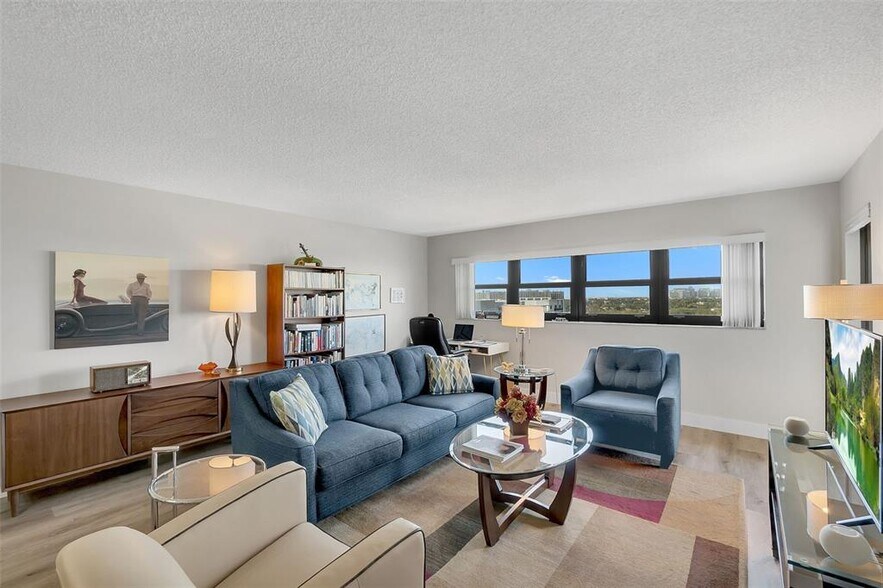 Primary Photo - 3200 Port Royale Dr N