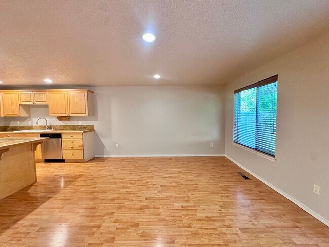 Building Photo - EZ living, Private Townhome setting Central Vancouver